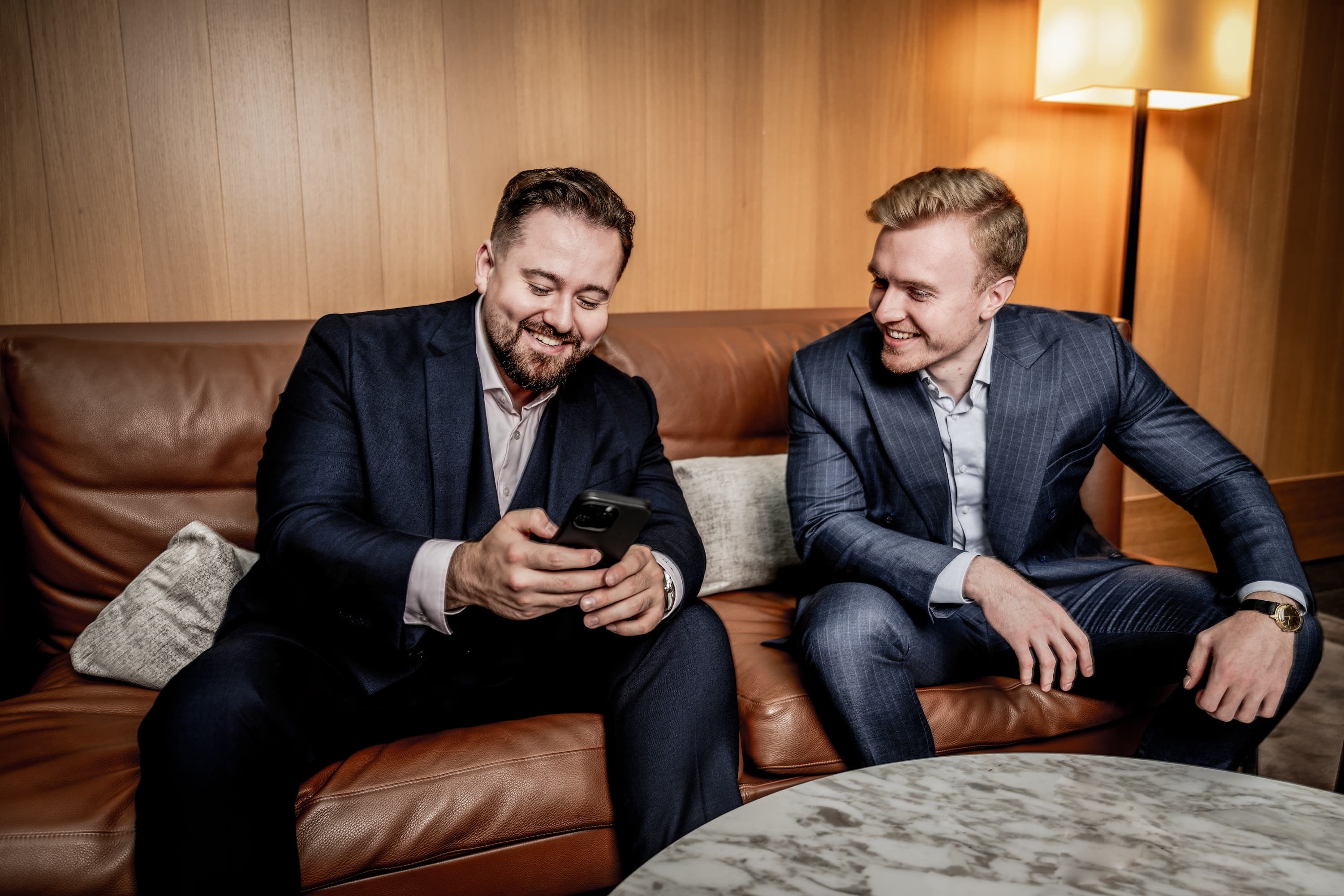 Investor betrachtet Finanzdaten auf einem Bildschirm