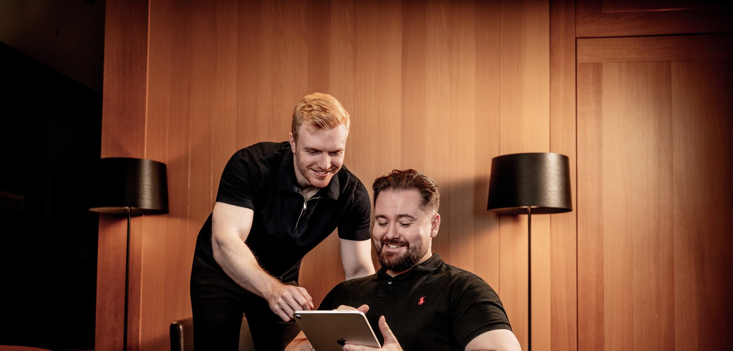 Das WLA-Team bei der Analyse auf dem Tablet