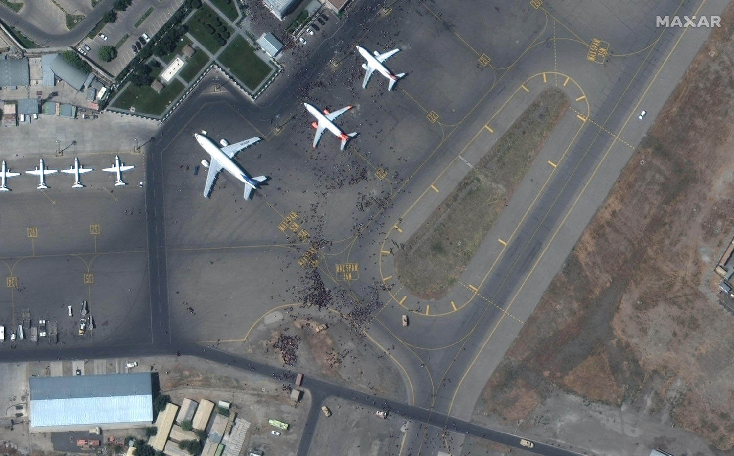 Aufnahme des Kabuler Flughafens nach der Machtübernahme der Taliban mit tausenden flüchtenden Menschen Sommer 2021, aufgenommen von einem Maxar Satelliten (Quelle: Maxar).